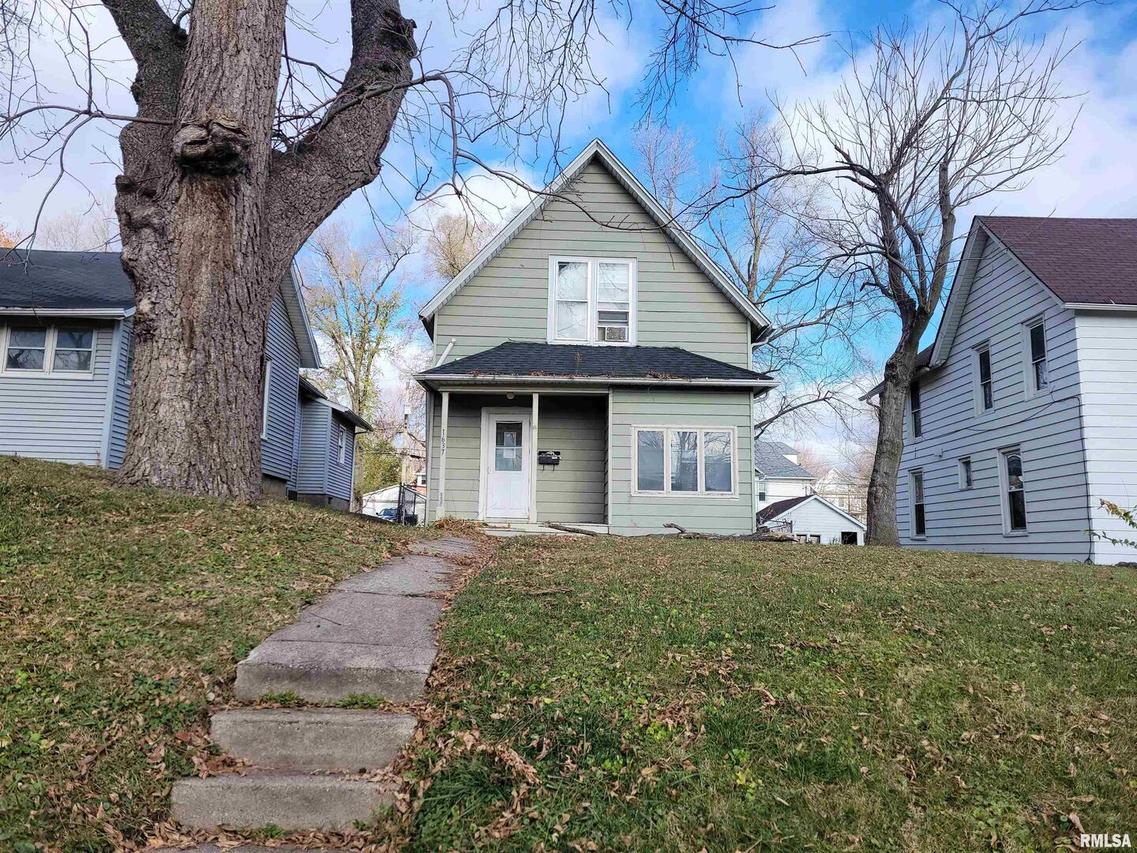 1637 13th Ave., Moline, IL 61265