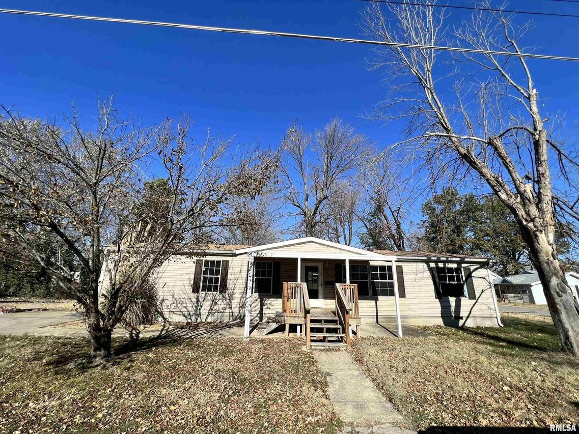 611 E Gardner St., Benton, IL 62812