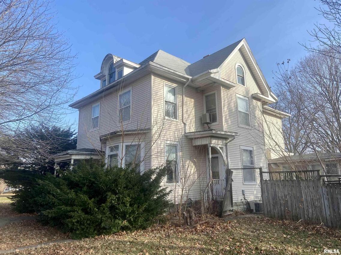 330 N Chestnut St., Mendon, IL 62351