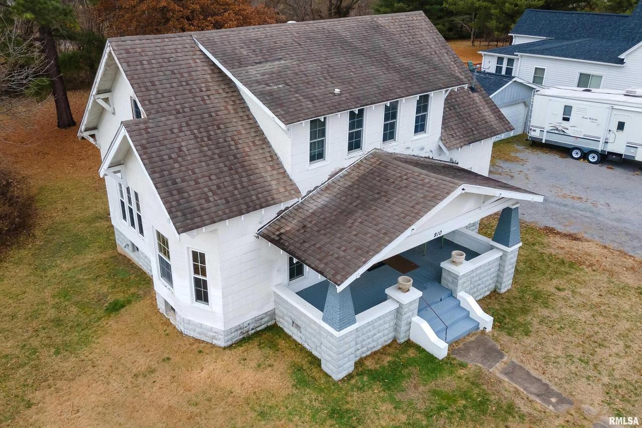 910 Washington Ave., Johnston City, IL 62951