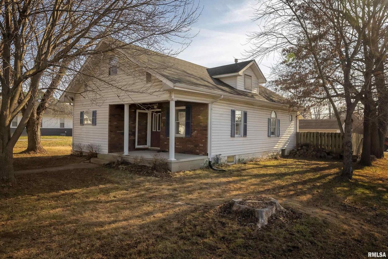 1009 W 10th St., Johnston City, IL 62951