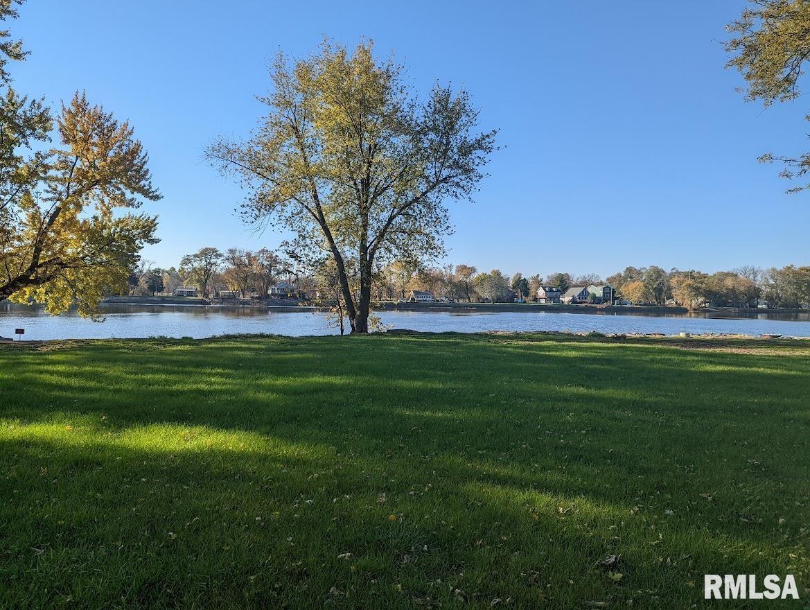 3730 North Shore Dr., Moline, IL 61265