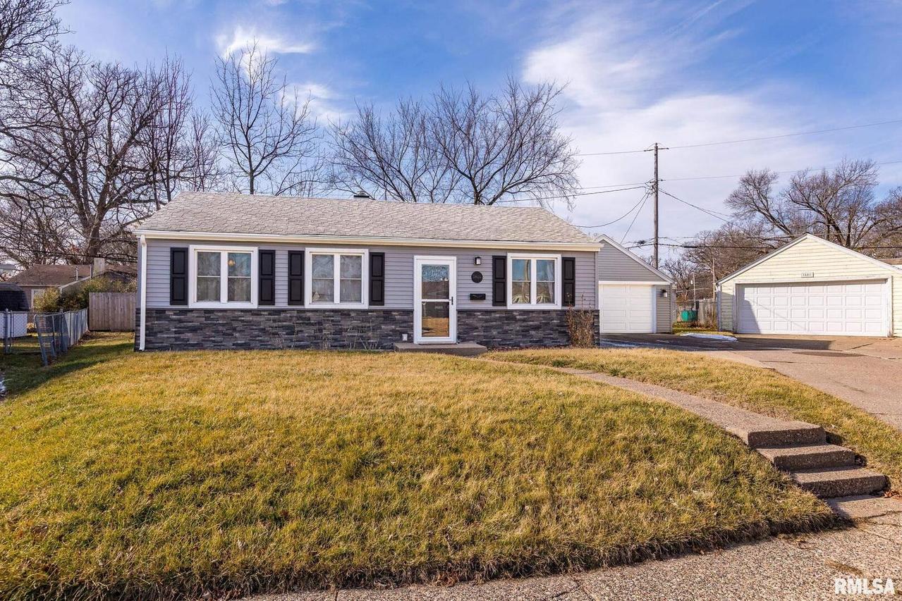 3800 10th Avenue Ct., Moline, IL 61265