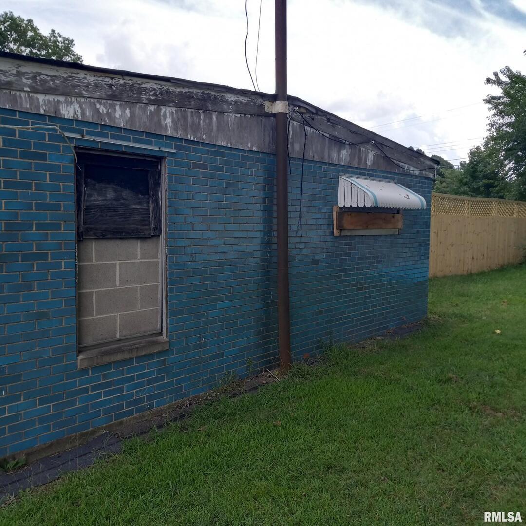 101 3rd St., Colp, IL 62921