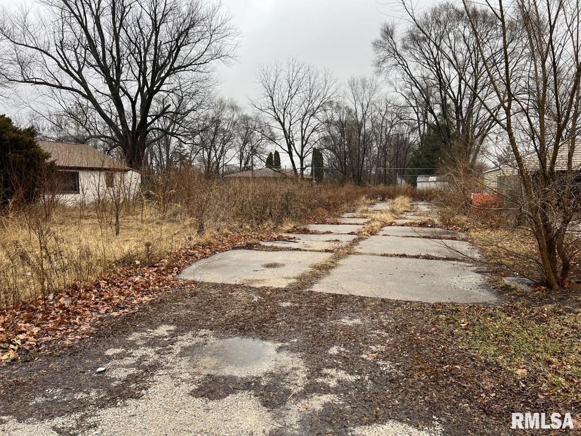 6702 34th Street Ct., Moline, IL 61265