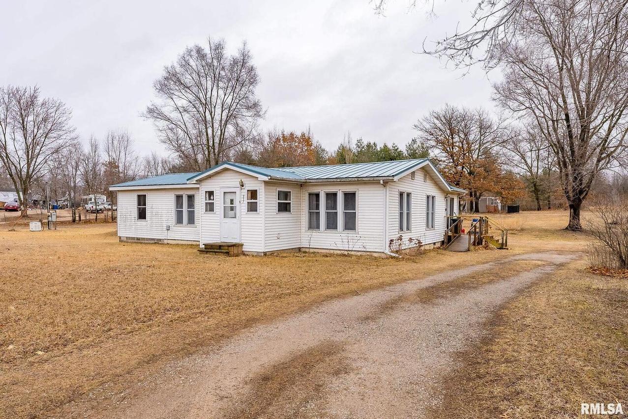 957 Center Dr., New Boston, IL 61272