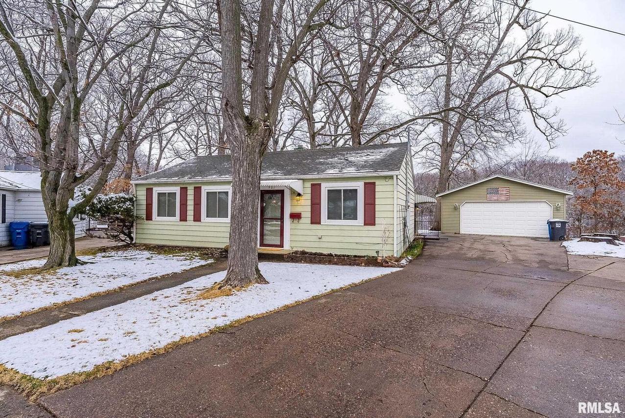 901 40th Street Ct., Moline, IL 61265