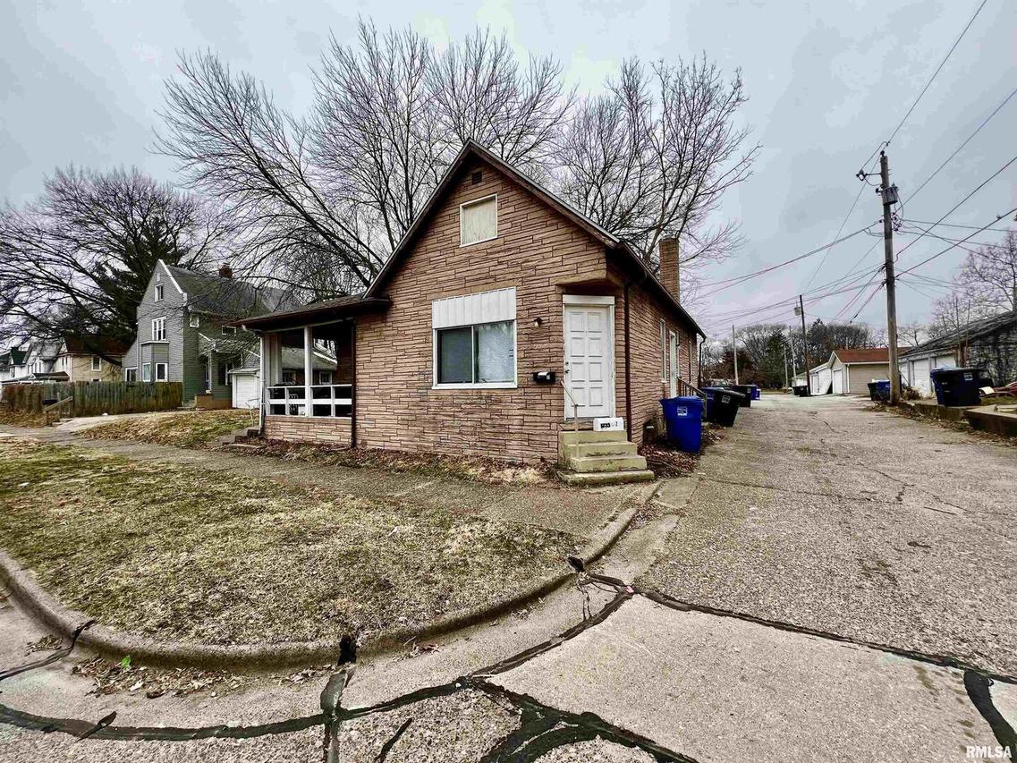 1317 10th St., Moline, IL 61265
