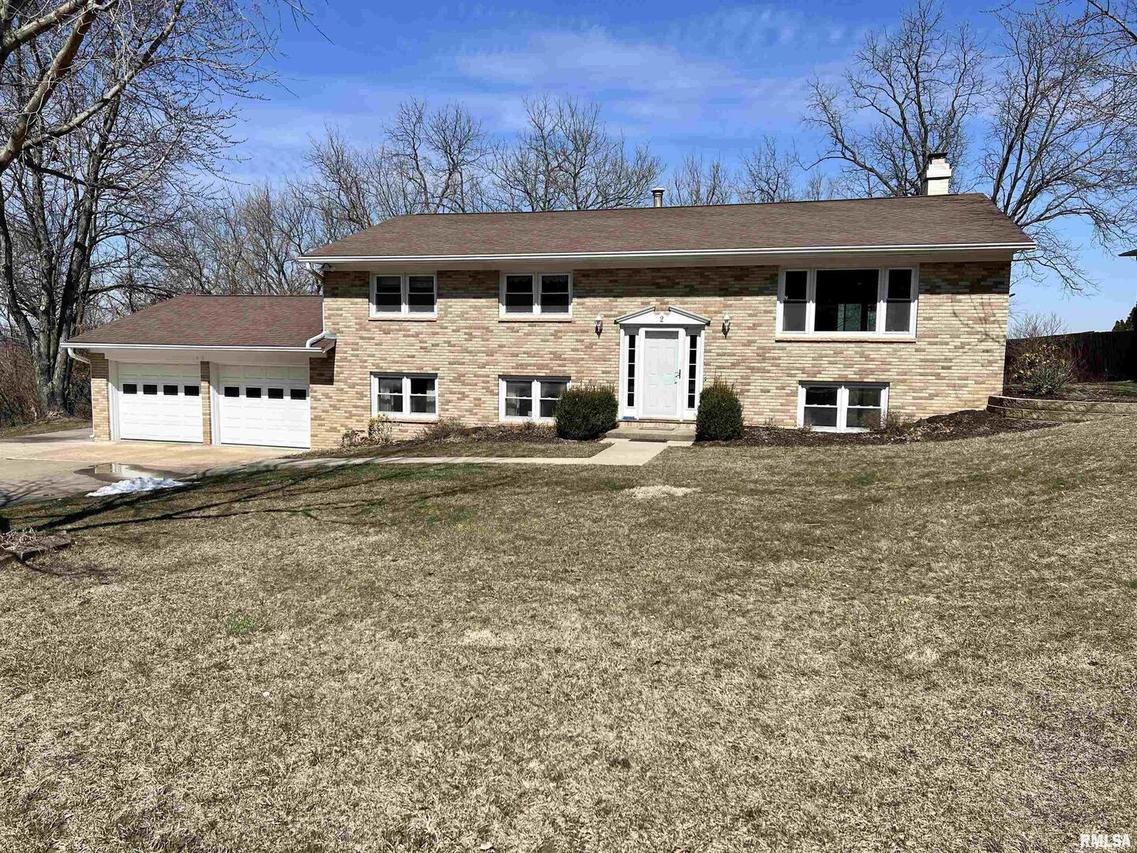 2 Hilltop Dr., Coal Valley, IL 61240