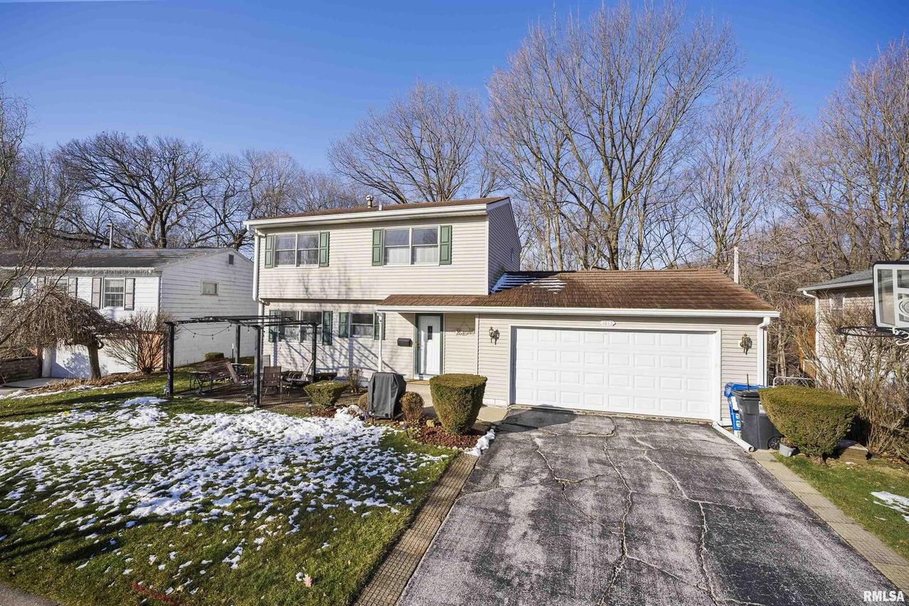 1813 47th Street Ct., Moline, IL 61265