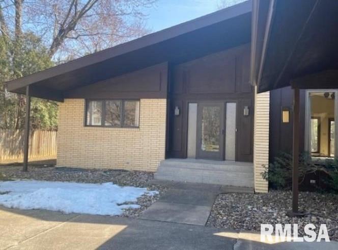 8 Deer Run, Rock Island, IL 61201