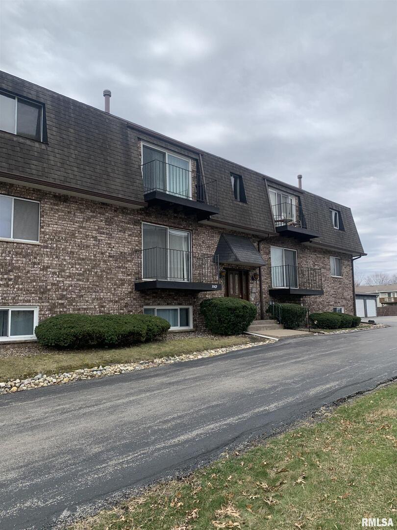 3069 4th St. #8, Moline, IL 61265