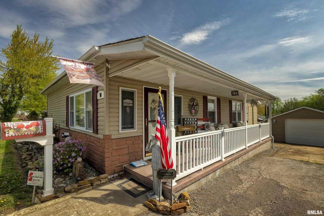 711 W 11th St., Johnston City, IL 62951