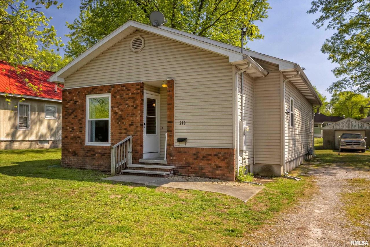 210 W 5th St., West Frankfort, IL 62928
