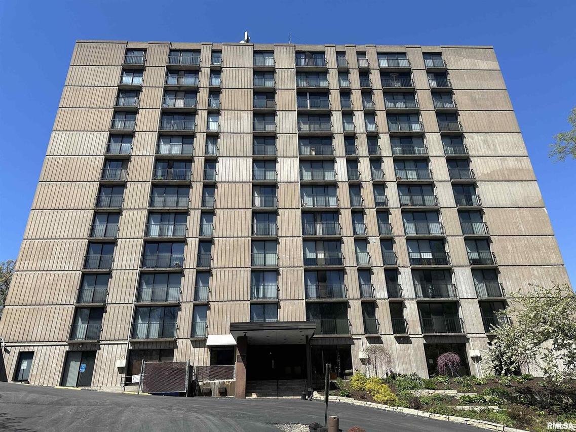 1800 7th St. #12B, East Moline, IL 61244