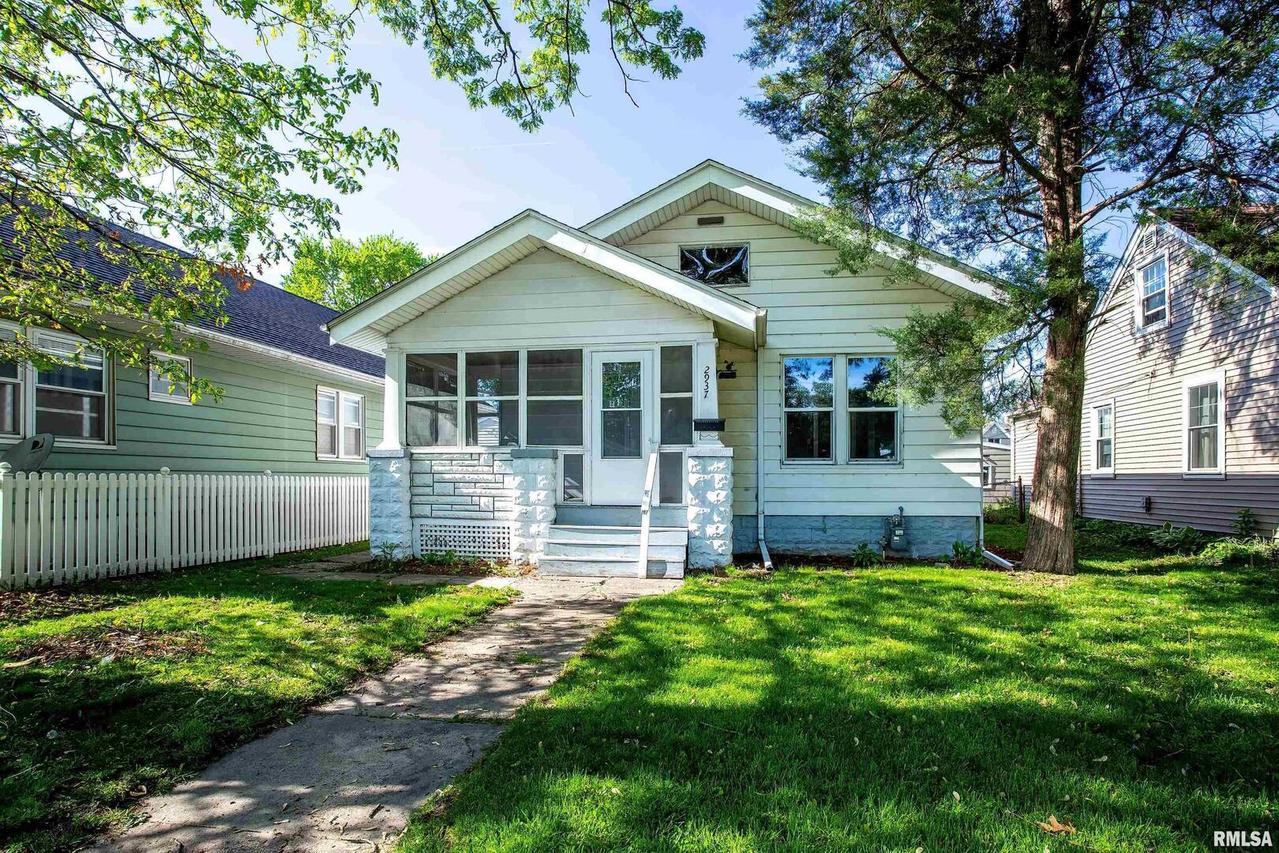 2937 12th Ave., Moline, IL 61265