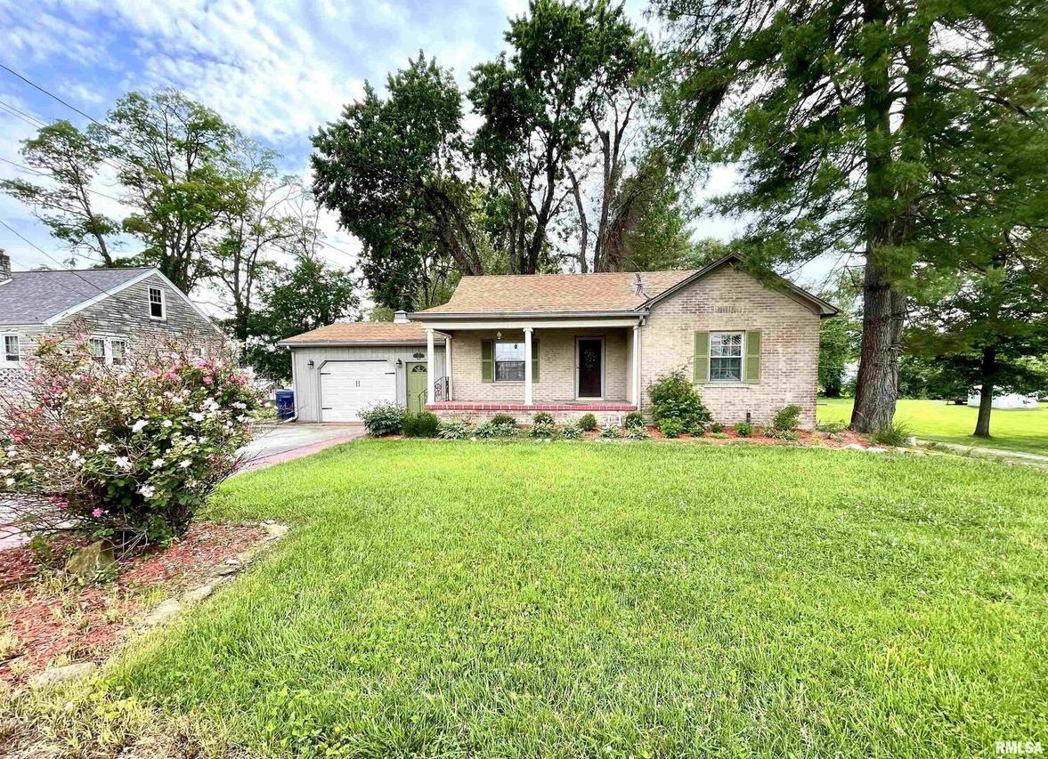 105 9th St., Carmi, IL 62821