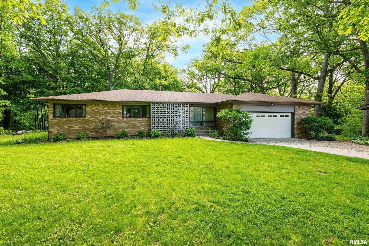 2405 Twin Oaks Ct., East Moline, IL 61244