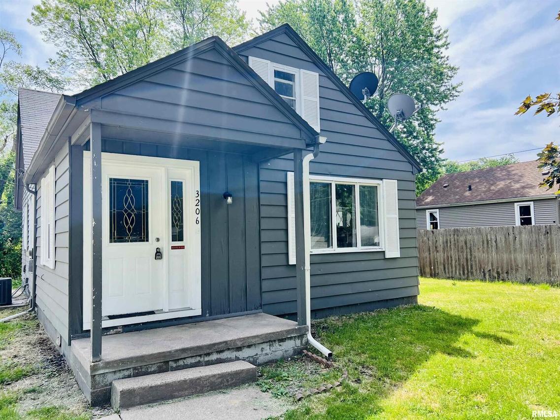 3206 4th St., Moline, IL 61265