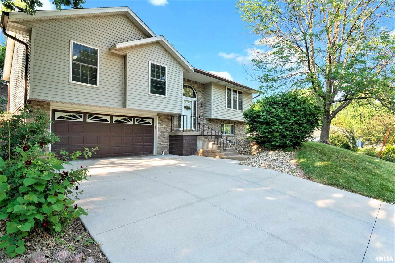 3223 12th Ave., Moline, IL 61265