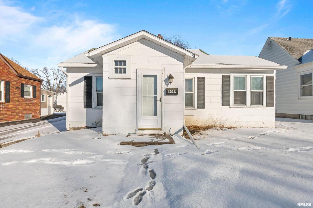 2045 42nd St., Rock Island, IL 61265