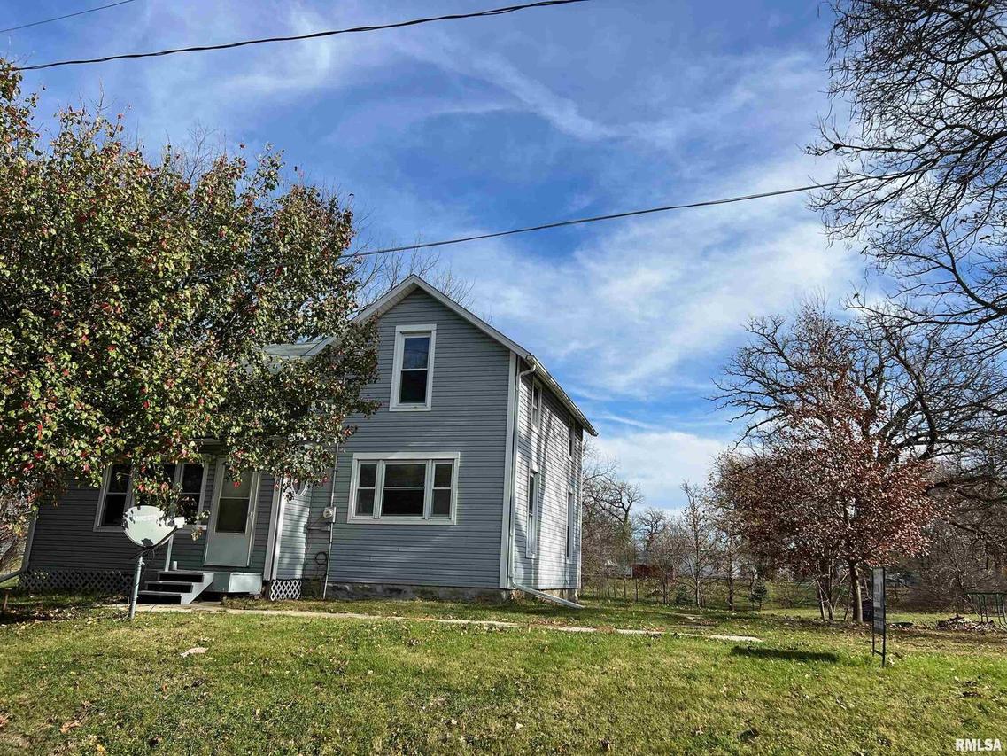 1406 14th St., Viola, IL 61486