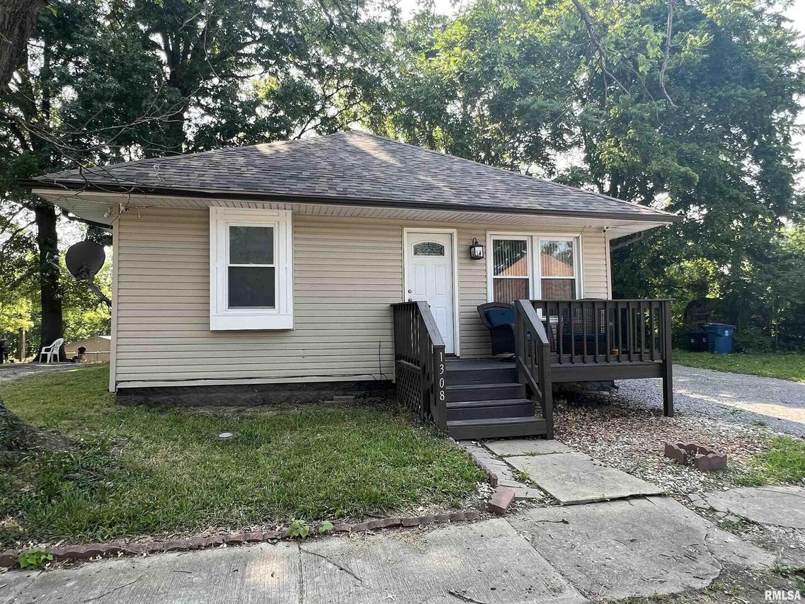 1308 Newton Ave., Johnston City, IL 62951