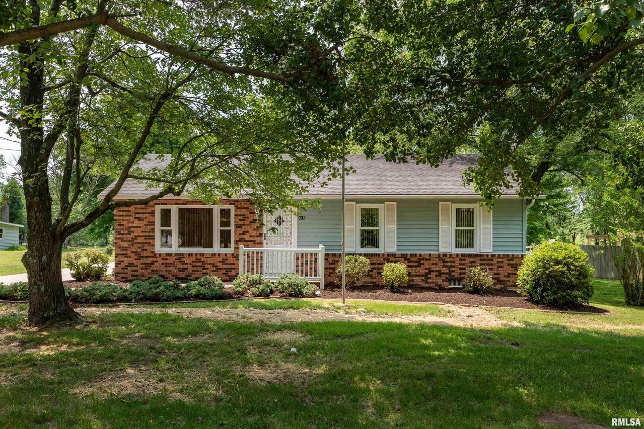 815 W Grand Ave., Carterville, IL 62918