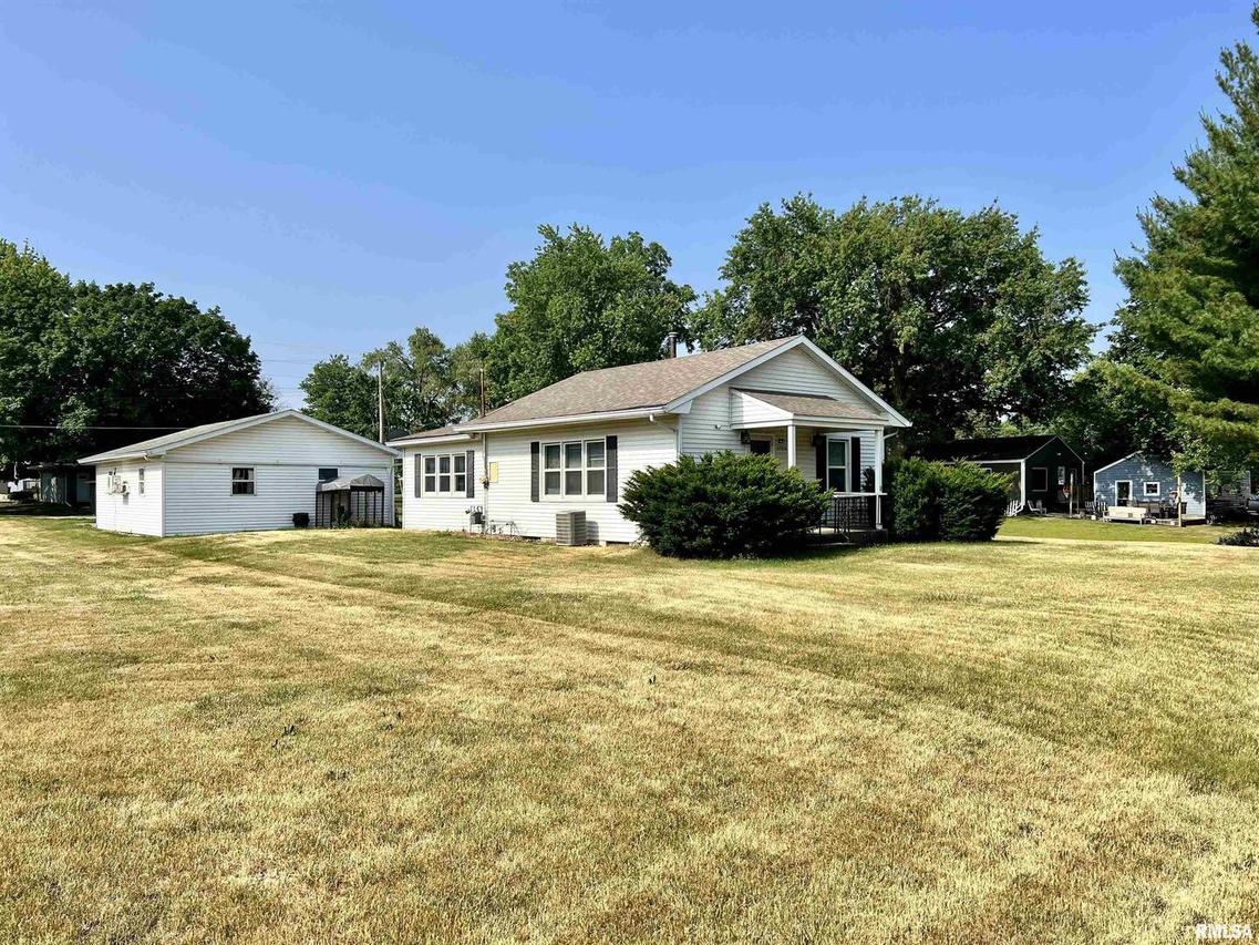 1706 15th Ave., Viola, IL 61486
