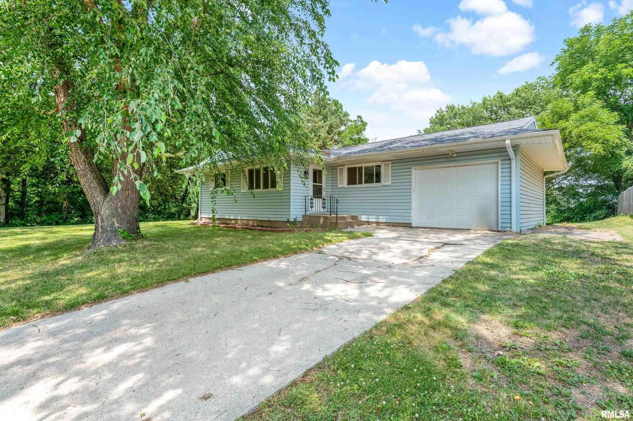 319 Cliff Dr., Carbon Cliff, IL 61239