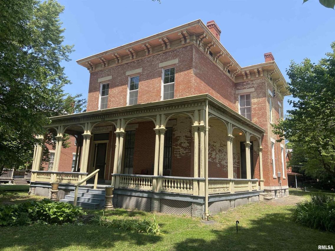 331 College Ave., Quincy, IL 62301