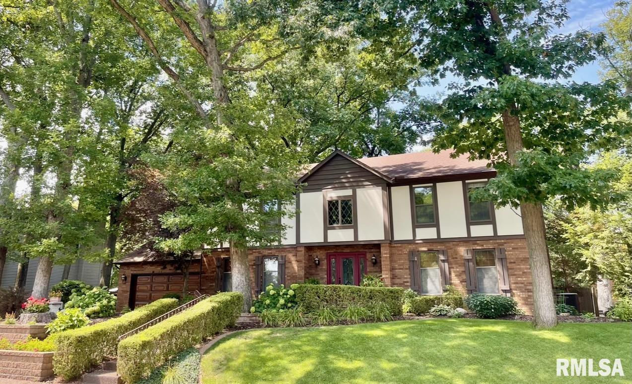 15 Velie Dr., Moline, IL 61265