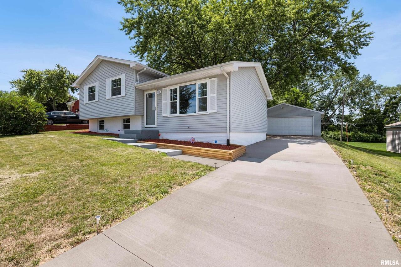 8114 W 10th St., Rock Island, IL 61201