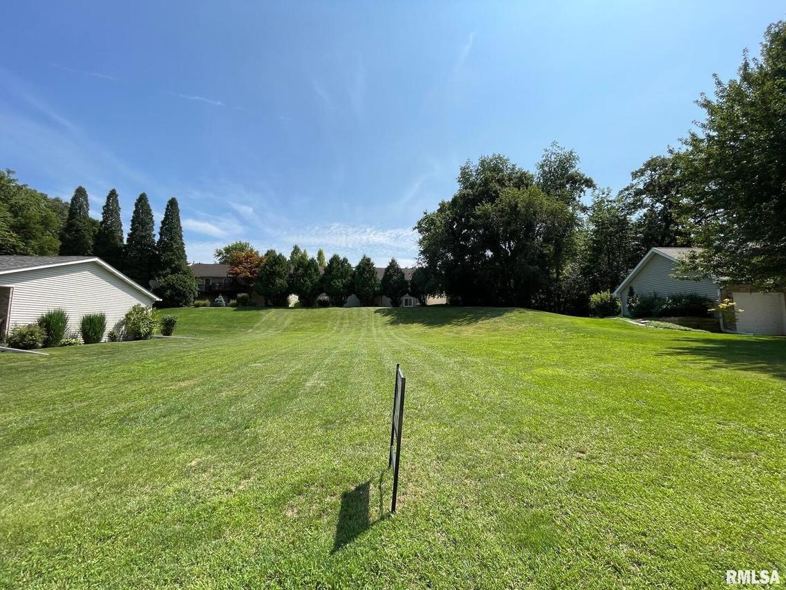 12 Foxwood Dr., Rock Island, IL 61201