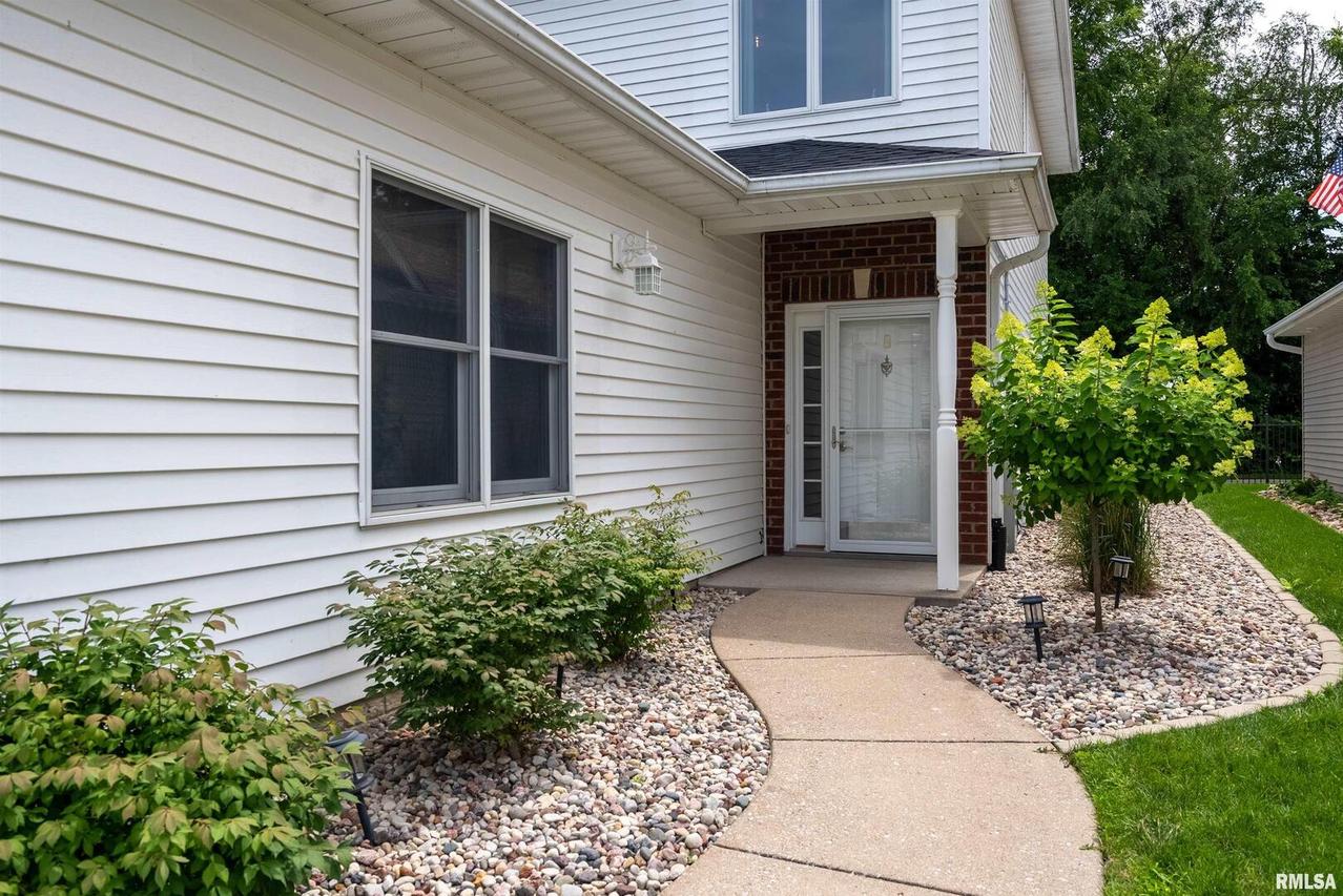 32 Villa Dr., Hampton, IL 61256