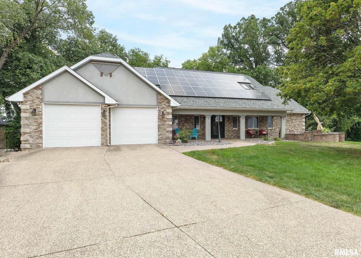 4528 8 1/2 Street Ct., East Moline, IL 61244