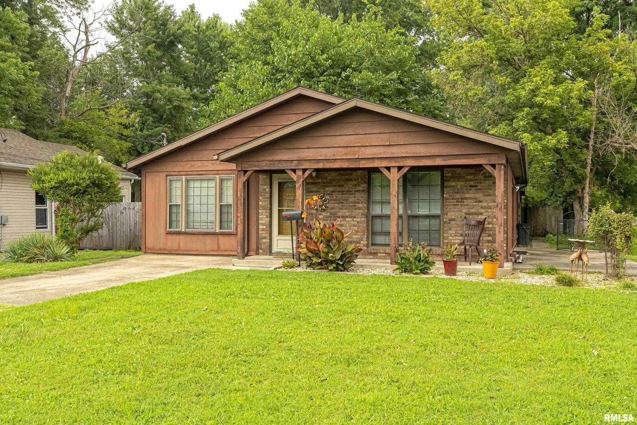 208 Elles Ave., Carterville, IL 62918