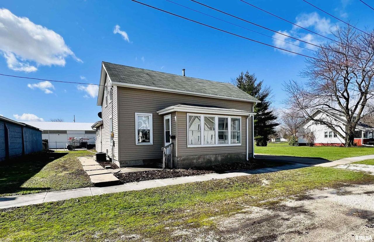 163 W 2nd Ave., Woodhull, IL 61490