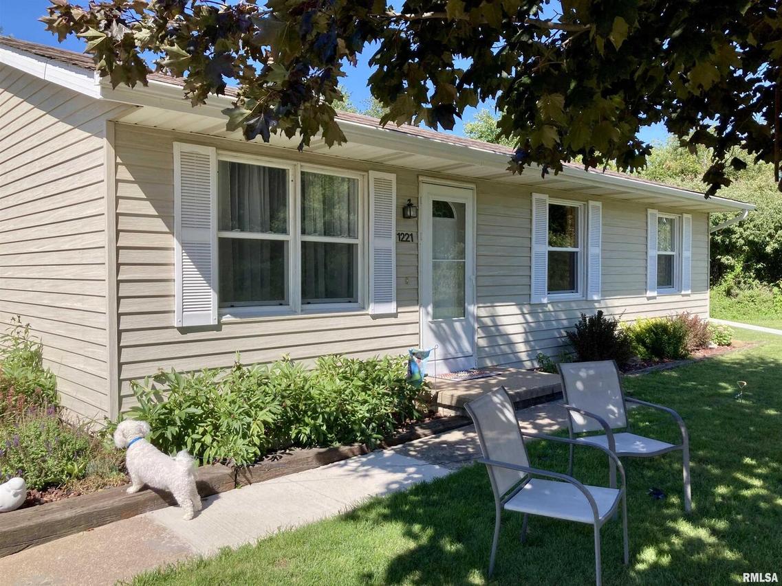 1221 W 101st Avenue Ct., Rock Island, IL 61201