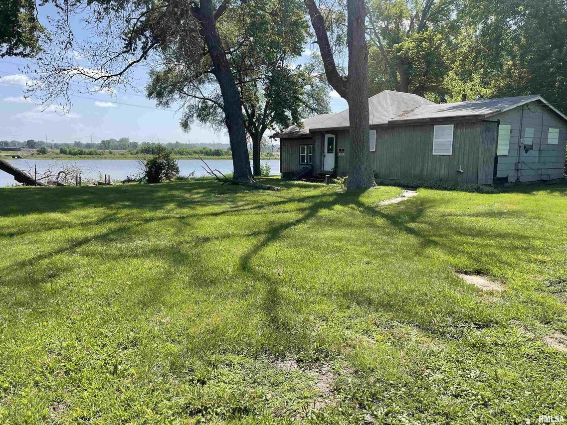 512 Island Ave., East Moline, IL 61244