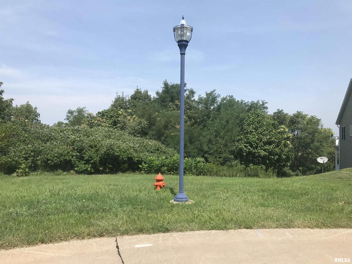 631 7th Street Ct., Moline, IL 61265