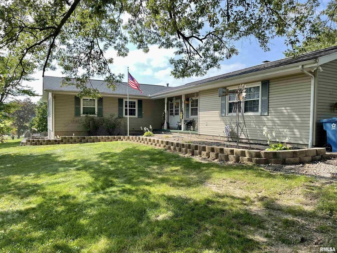 712 Valley View Dr., Silvis, IL 61282