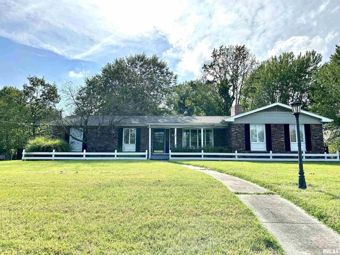 211 S Greenbriar Rd., Carterville, IL 62918