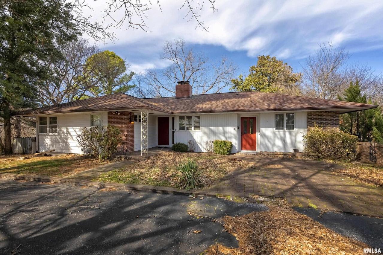 2301 Division St., Murphysboro, IL 62966