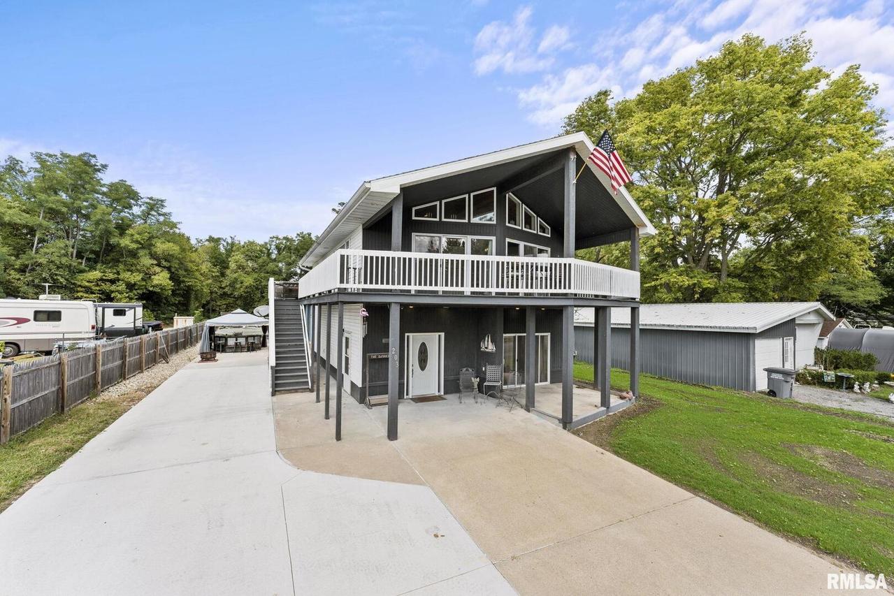 203 Railroad St., New Boston, IL 61272