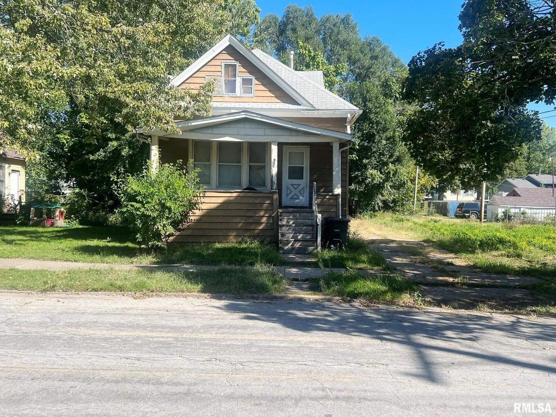 921 7th St., Rock Island, IL 61201