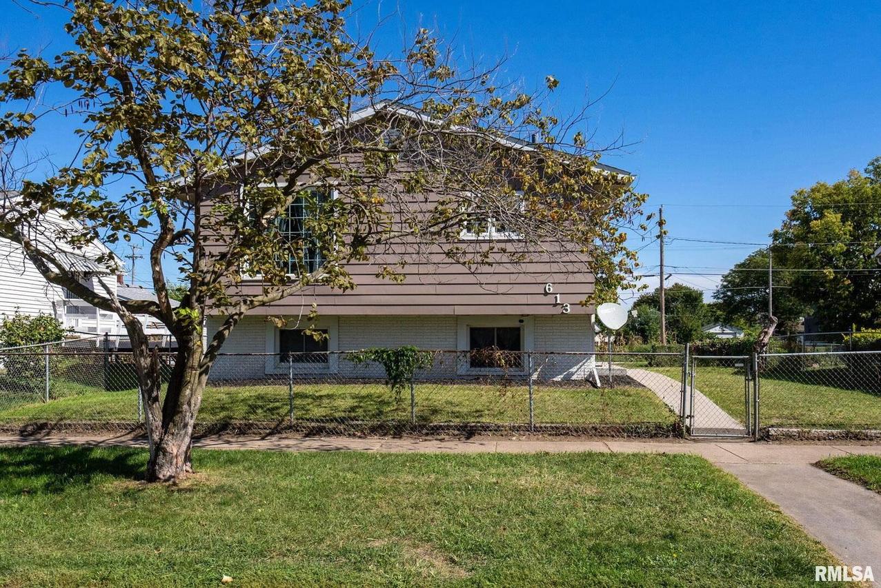 613 6th St., Rock Island, IL 61201
