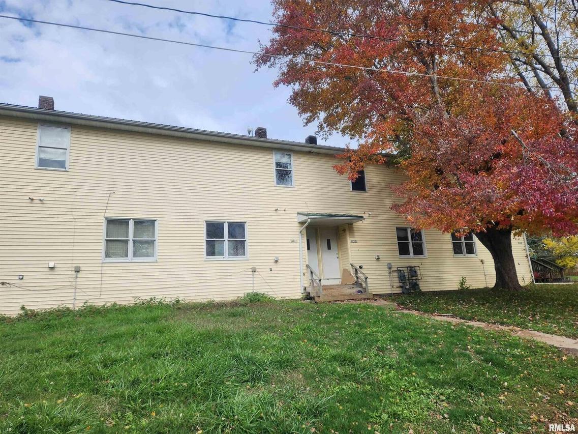 131 Wapello Rd., Hanover, IL 61041
