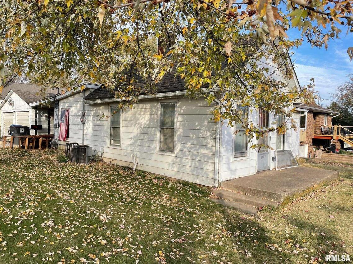 3103 11th Ave., Moline, IL 61265