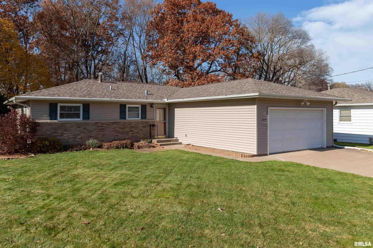 2209 3rd St. #B, East Moline, IL 61244